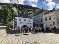 People waiting to ride the Fløibanen