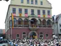 The Ulm Lord Mayor speaks from the balcony of the Constitutional House