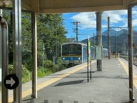 Train arriving at Shimoyoshida